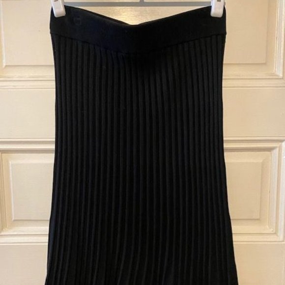 Ann Taylor Black Stretch Pleated Skirt - Picture 2 of 2